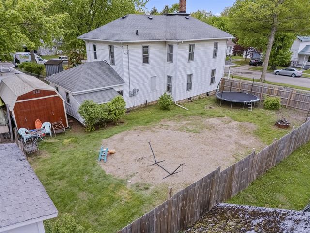 142 S West Street, Hillsdale, MI 49242