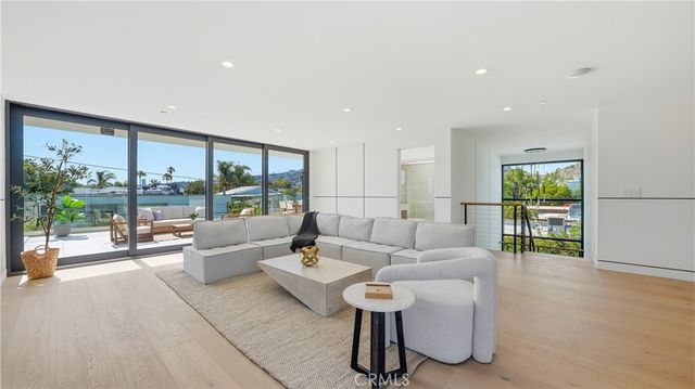 813 N Genesee, Los Angeles, CA 90046