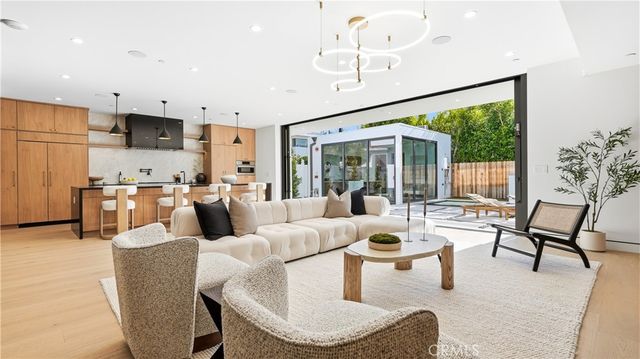 813 N Genesee, Los Angeles, CA 90046