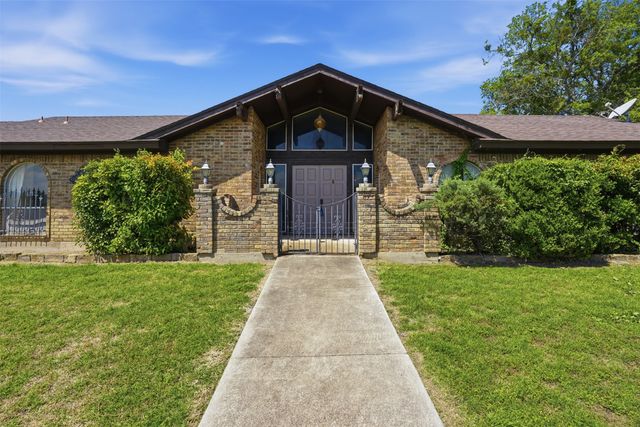 201 Mesa Grande Drive, Fort Worth, TX 76108