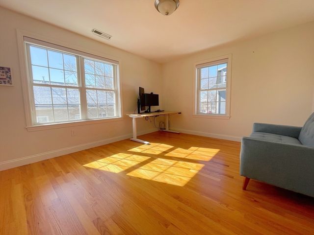 12 Naviens Ln 1, Waltham, MA 02453