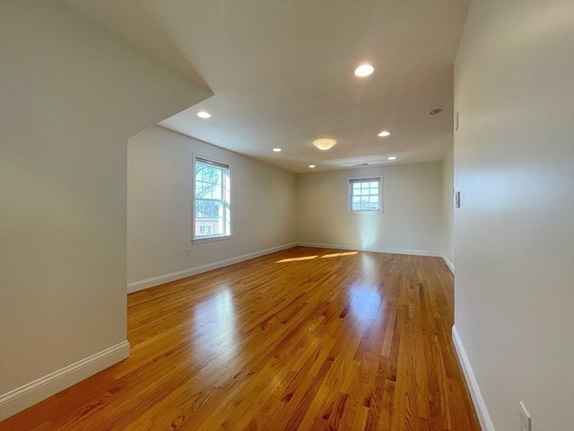 12 Naviens Ln 1, Waltham, MA 02453