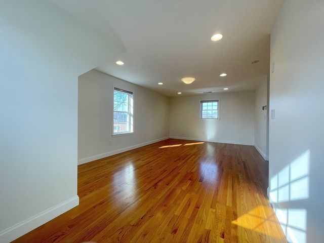 12 Naviens Ln 1, Waltham, MA 02453