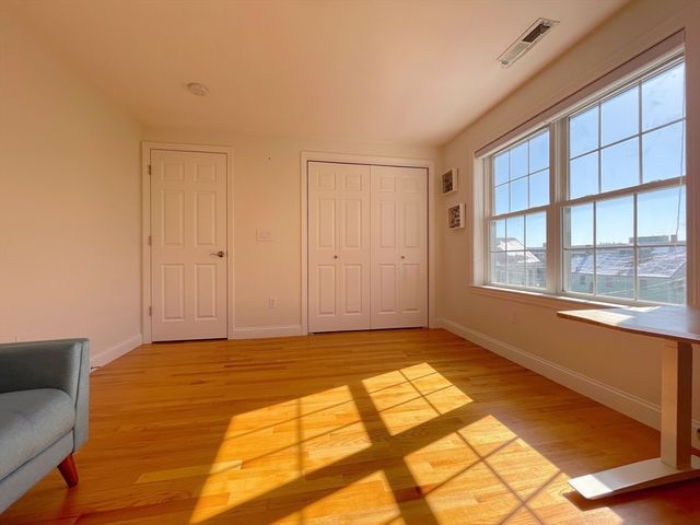 12 Naviens Ln 1, Waltham, MA 02453