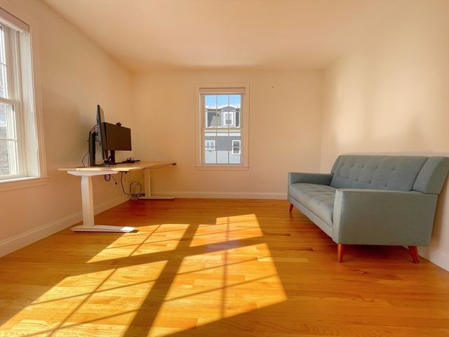 12 Naviens Ln 1, Waltham, MA 02453
