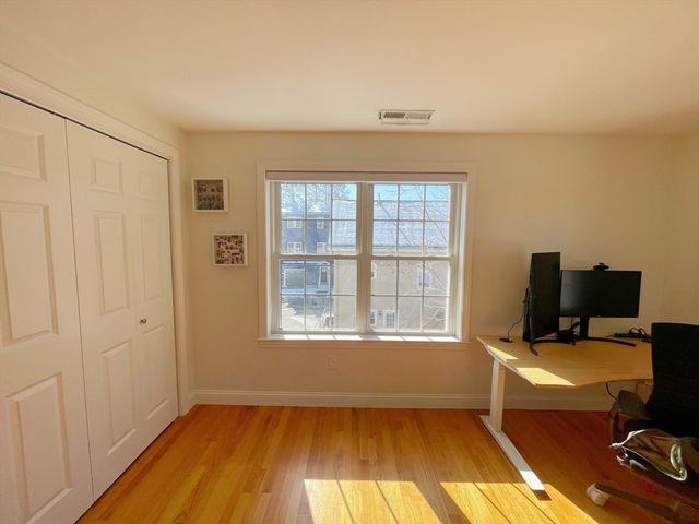 12 Naviens Ln 1, Waltham, MA 02453