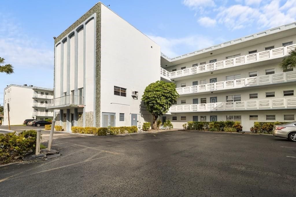 4090 NW 42nd Ave 309, Lauderdale Lakes, FL 33319