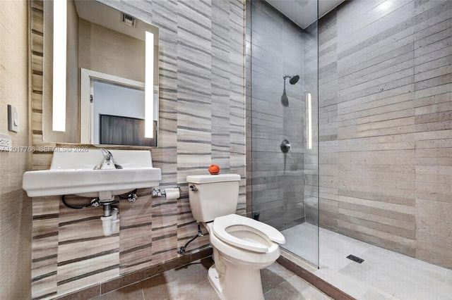88 SW 7th Street PH4202, Miami, FL 33130