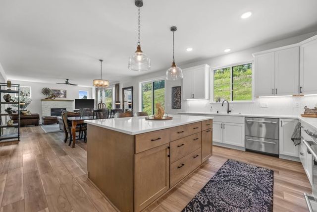 N69W23598 Donna DRIVE N, Sussex, WI 53089