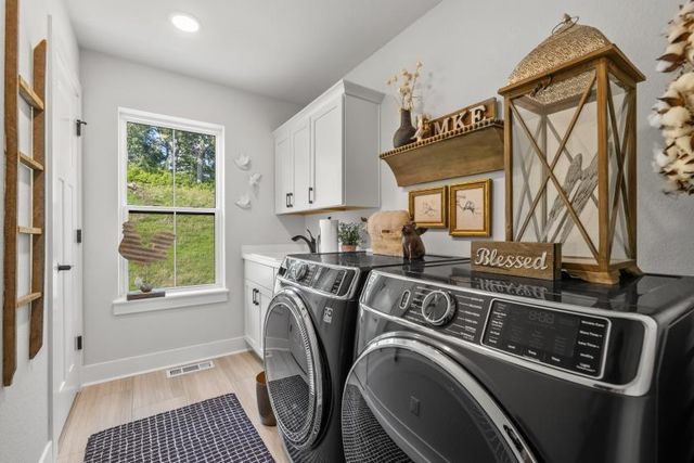 N69W23598 Donna DRIVE N, Sussex, WI 53089