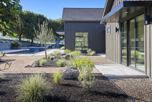 208 Ursuline Rd, Santa Rosa, CA 95403