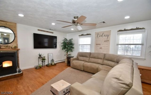 27 Grandview Ave, Jefferson Twp., NJ 07460