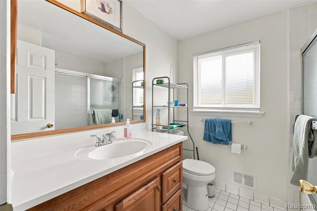27766 Eastwick Sq, Roseville, MI 48066