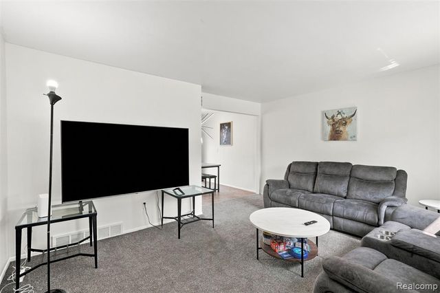 27766 Eastwick Sq, Roseville, MI 48066