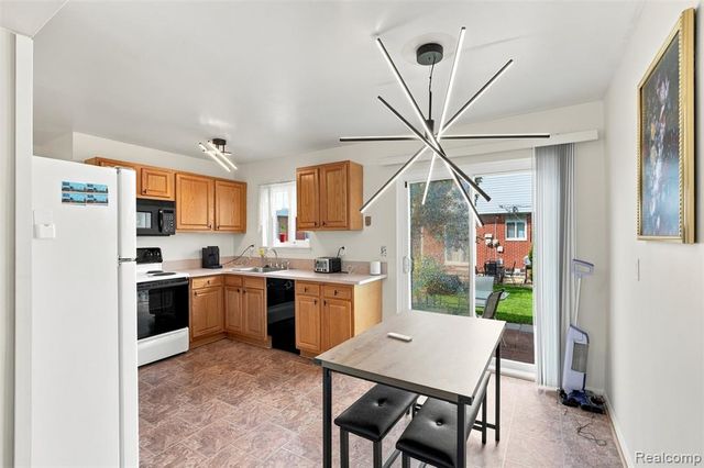 27766 Eastwick Sq, Roseville, MI 48066