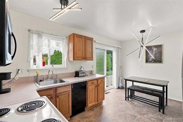 27766 Eastwick Sq, Roseville, MI 48066