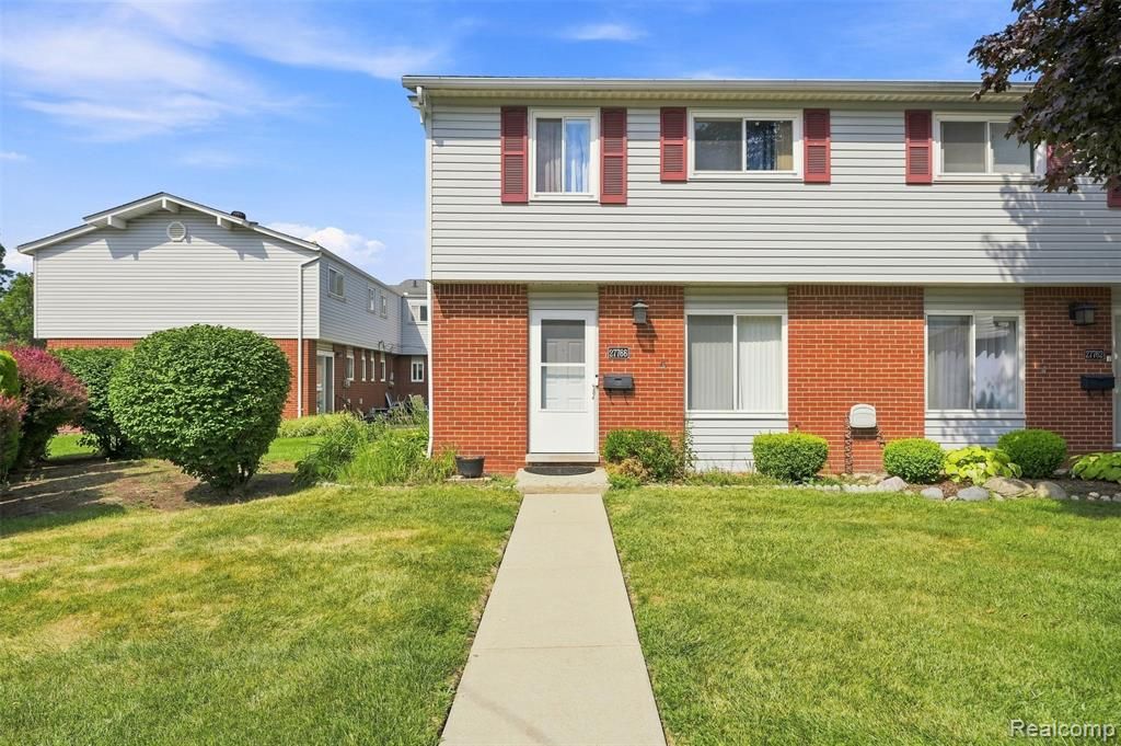 27766 Eastwick Sq, Roseville, MI 48066