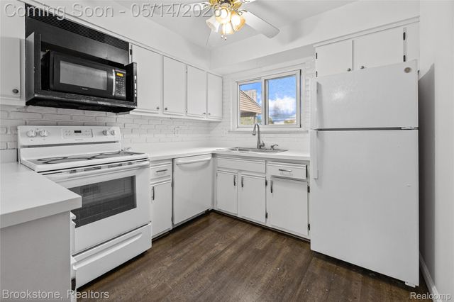 819 Kirts Boulevard, Troy, MI 48084