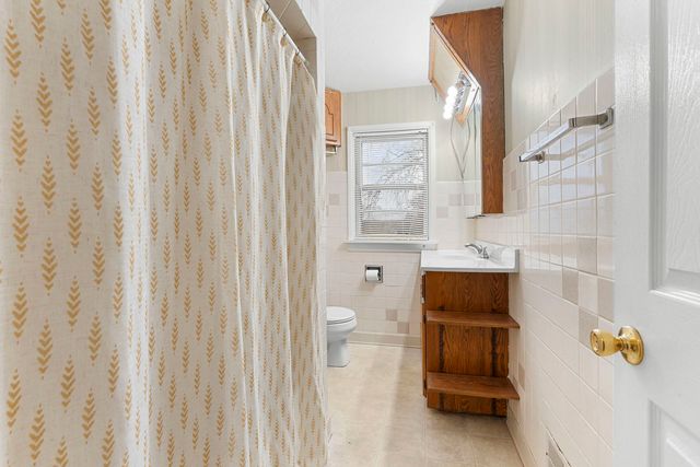 4715 W Crystal Lake Road, Mchenry, IL 60050