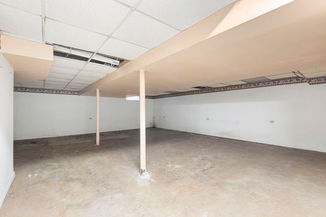 4715 W Crystal Lake Road, Mchenry, IL 60050