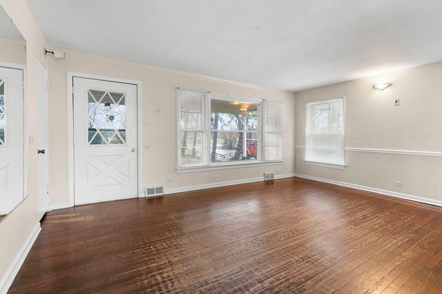 4715 W Crystal Lake Road, Mchenry, IL 60050