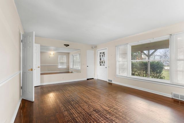 4715 W Crystal Lake Road, Mchenry, IL 60050