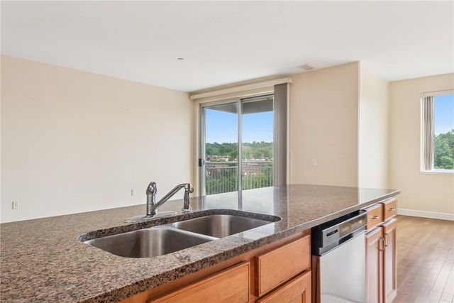 5570 Centre Ave 306, Shadyside, PA 15232