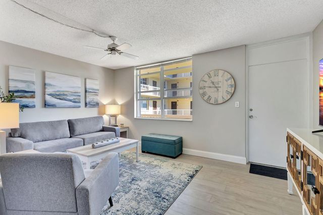 1131 SE 4th Street 2030, Boynton Beach, FL 33435