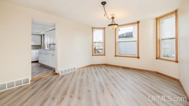 607 N 7th Street, Gladstone, MI 49837