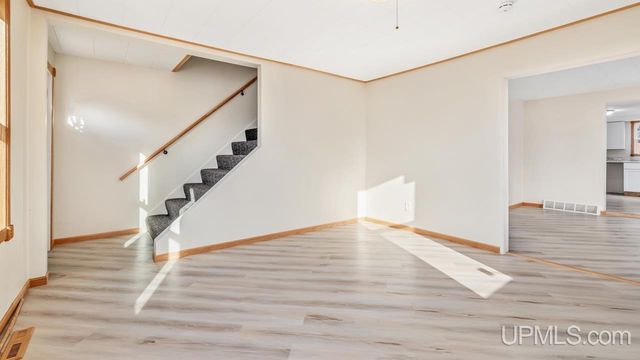 607 N 7th Street, Gladstone, MI 49837