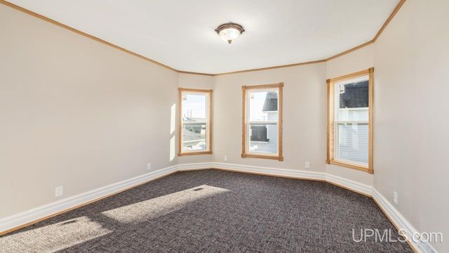 607 N 7th Street, Gladstone, MI 49837