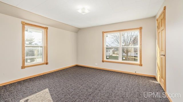 607 N 7th Street, Gladstone, MI 49837