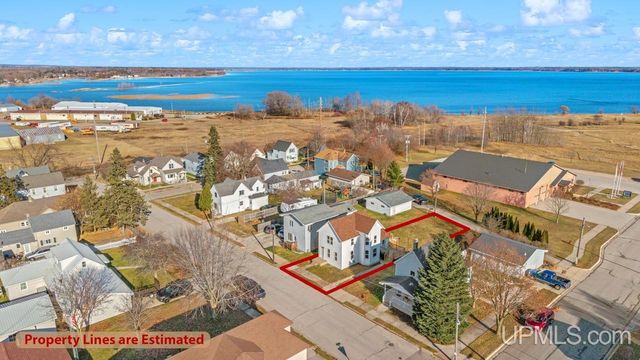 607 N 7th Street, Gladstone, MI 49837