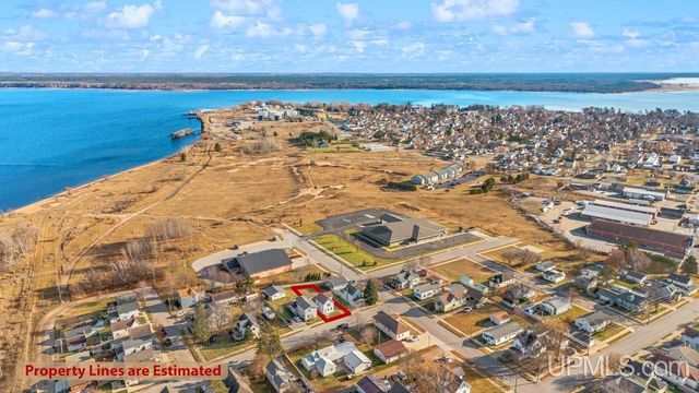 607 N 7th Street, Gladstone, MI 49837