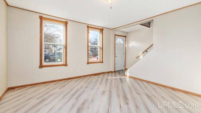 607 N 7th Street, Gladstone, MI 49837