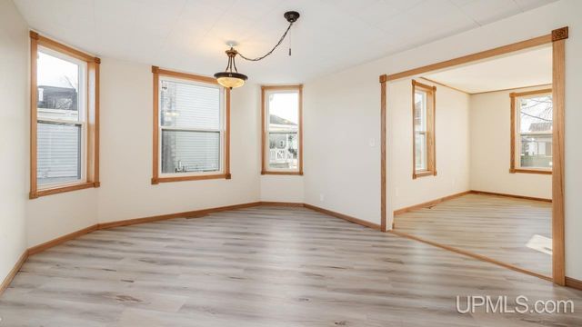 607 N 7th Street, Gladstone, MI 49837