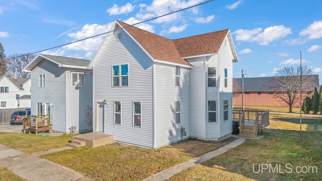 607 N 7th Street, Gladstone, MI 49837