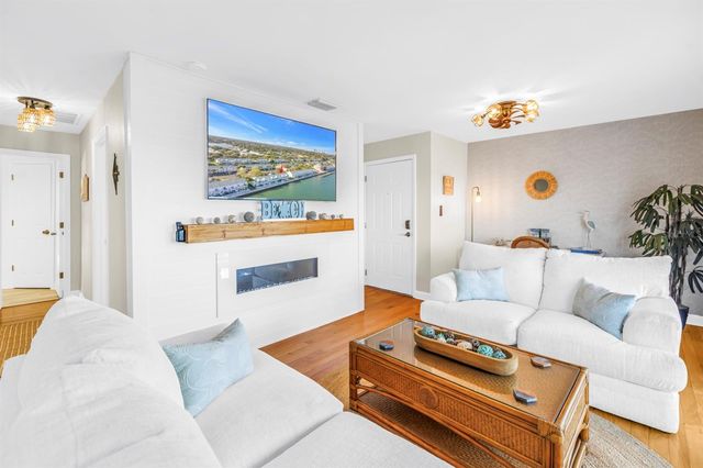 5102 COQUINA KEY DRIVE SE D, St Petersburg, FL 33705