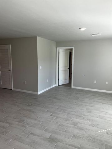 2807 34th St, Lehigh Acres, FL 33971