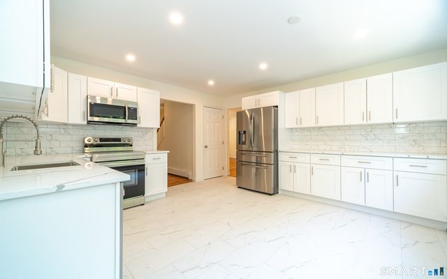 1425 James Farm Road, Stratford, CT 06614