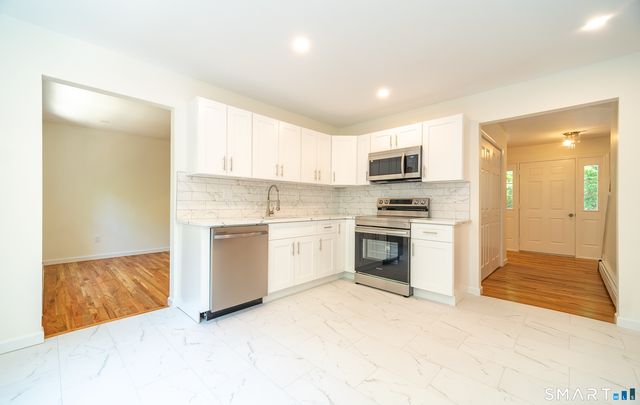 1425 James Farm Road, Stratford, CT 06614