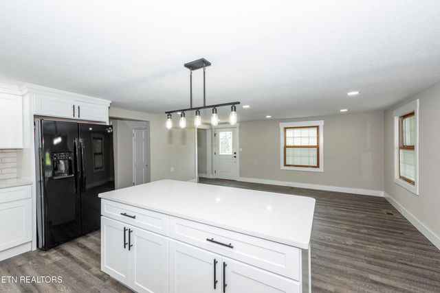 957 W Hunt Rd, Alcoa, TN 37701
