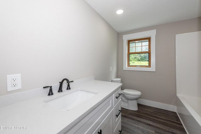 957 W Hunt Rd, Alcoa, TN 37701