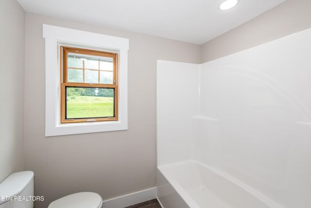 957 W Hunt Rd, Alcoa, TN 37701