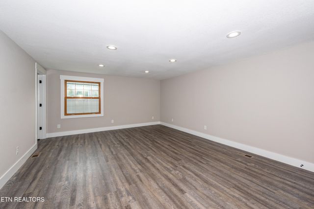957 W Hunt Rd, Alcoa, TN 37701