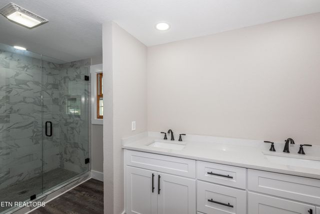 957 W Hunt Rd, Alcoa, TN 37701