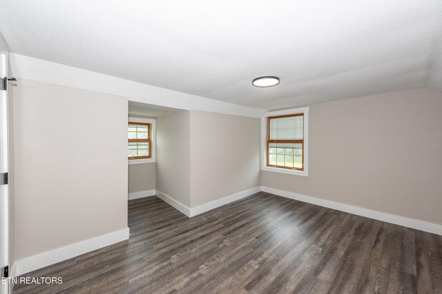 957 W Hunt Rd, Alcoa, TN 37701