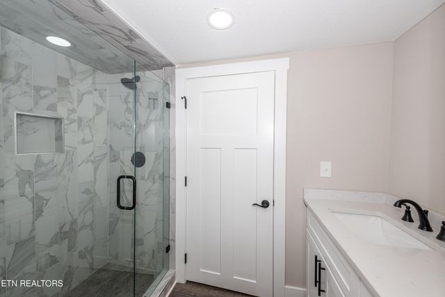 957 W Hunt Rd, Alcoa, TN 37701