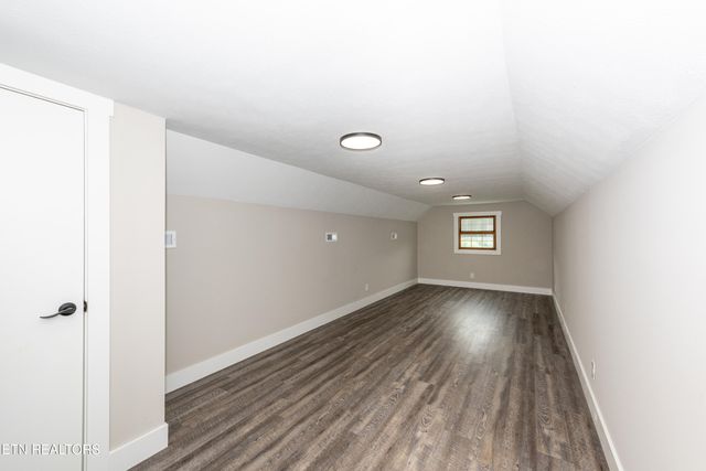 957 W Hunt Rd, Alcoa, TN 37701