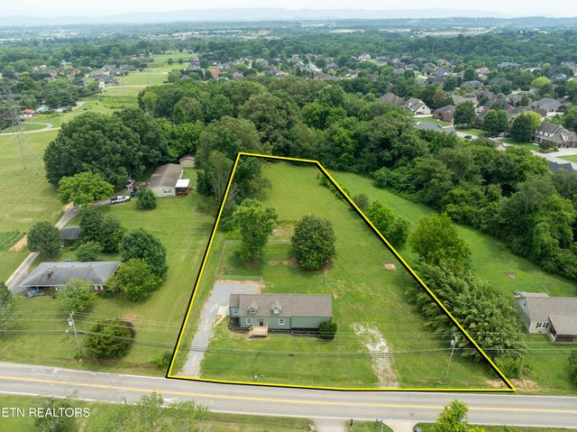 957 W Hunt Rd, Alcoa, TN 37701